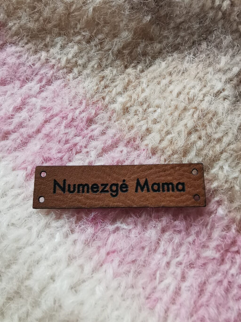 Mezginių užbaigtukai/etiketės/antsiuvai "Numezgė Mama" Rudas