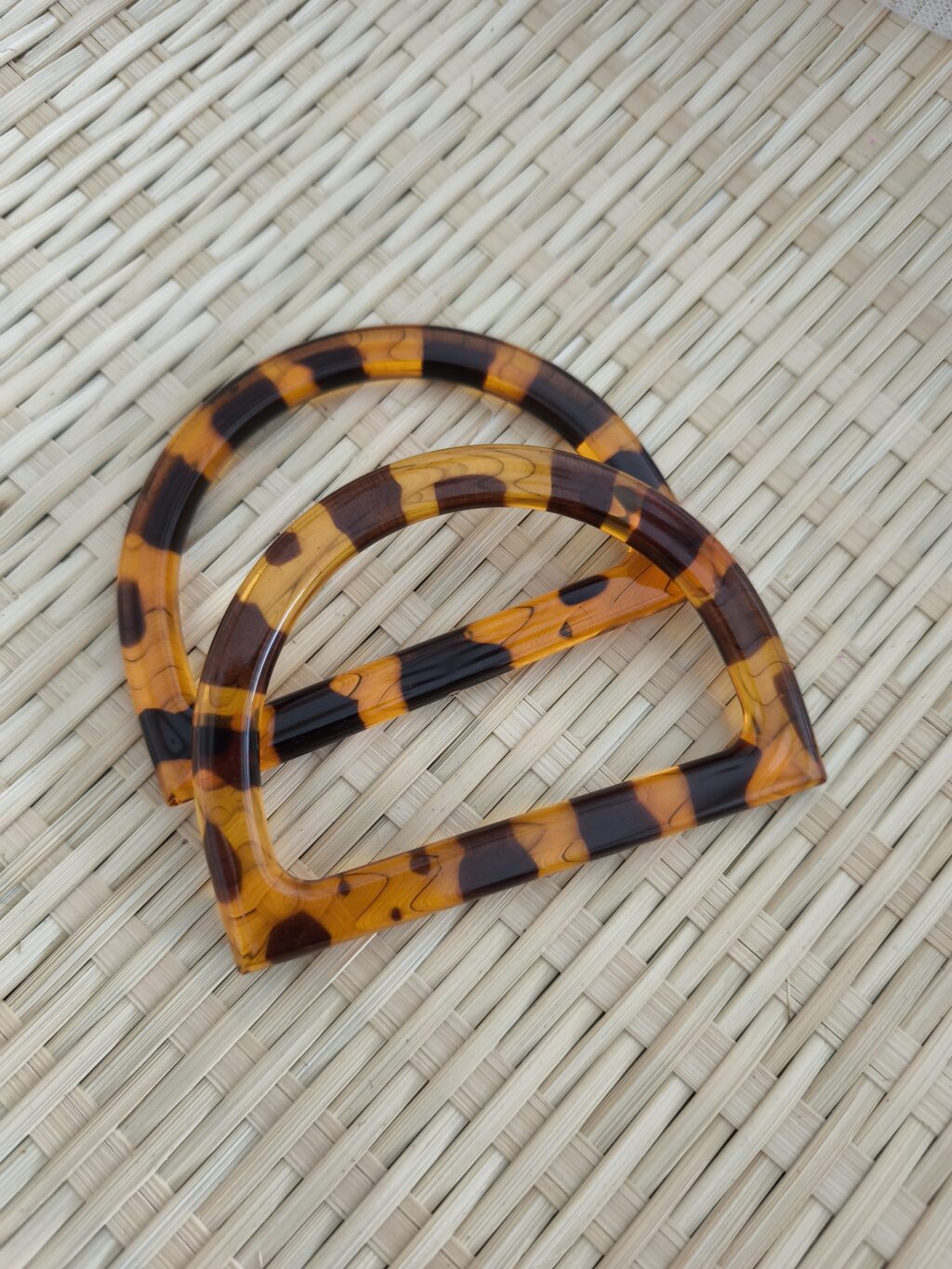 Plastmasas rokturi rokassomai (dzintara imitācija) 12* 8,5 cm
