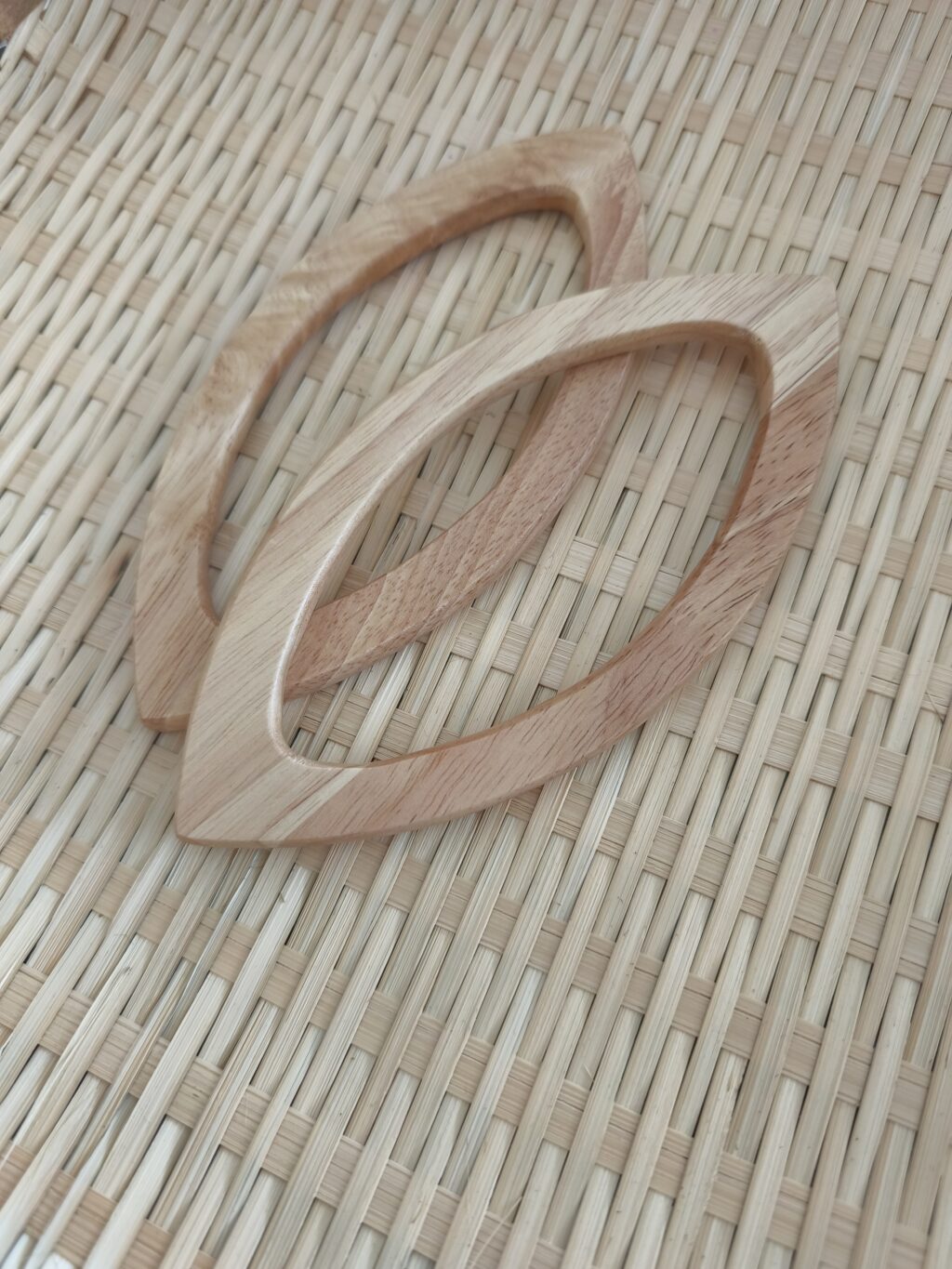 Medinės rankenos rankinei (žiedlapis) 9*20cm